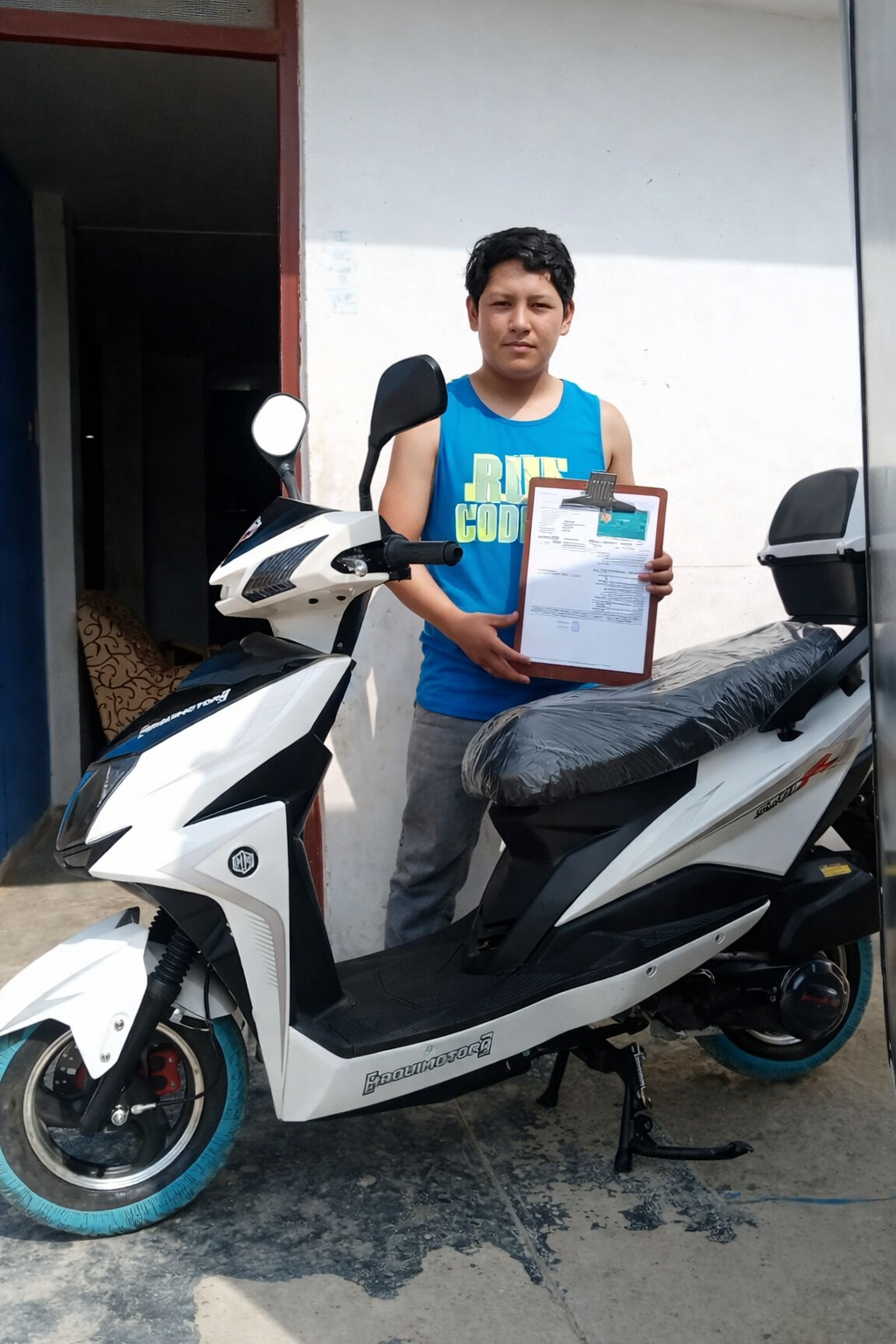 Cliente feliz con su electrodoméstico financiado por Fácil Perú en Lima