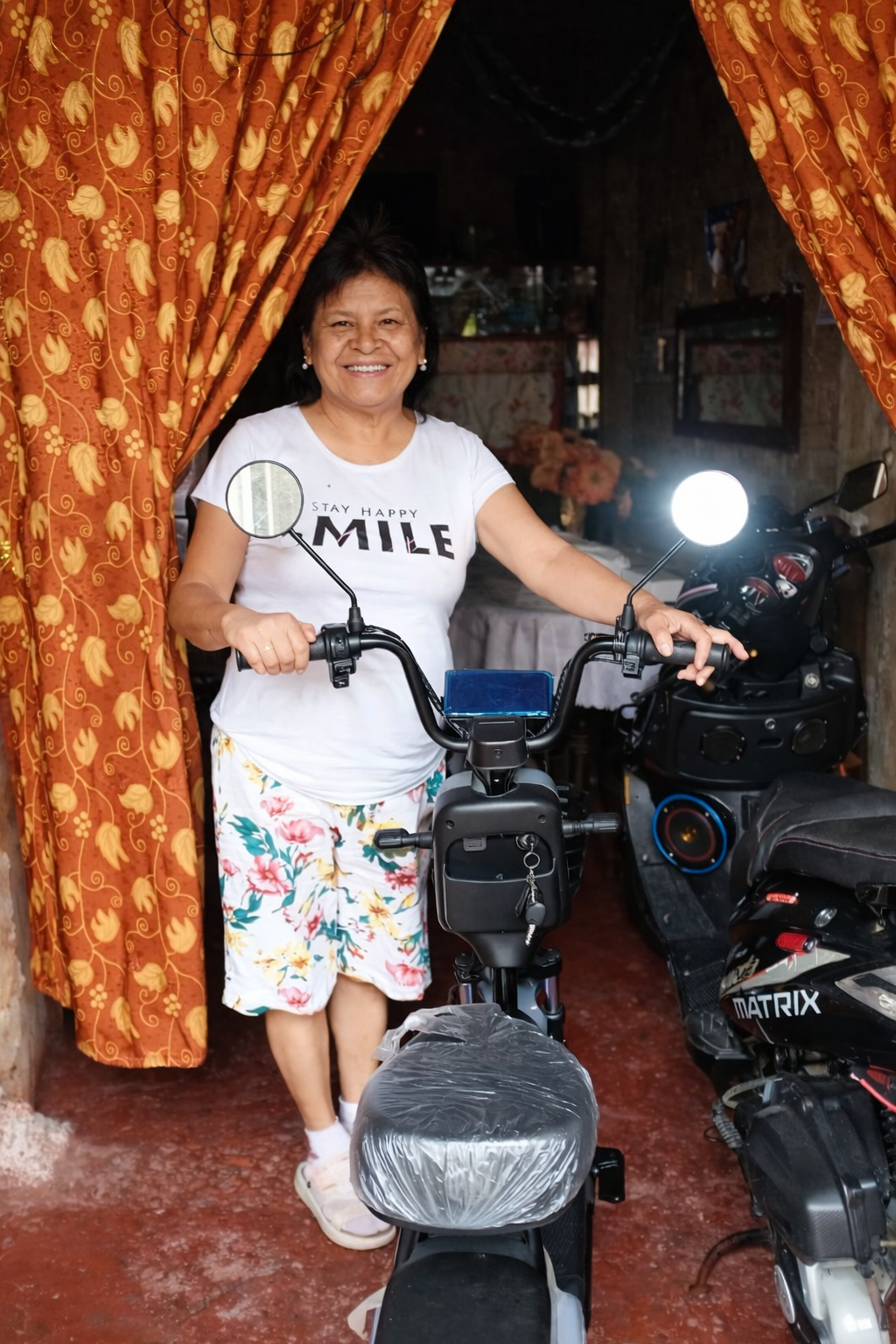 Familia recibiendo préstamo rápido para mejorar su hogar